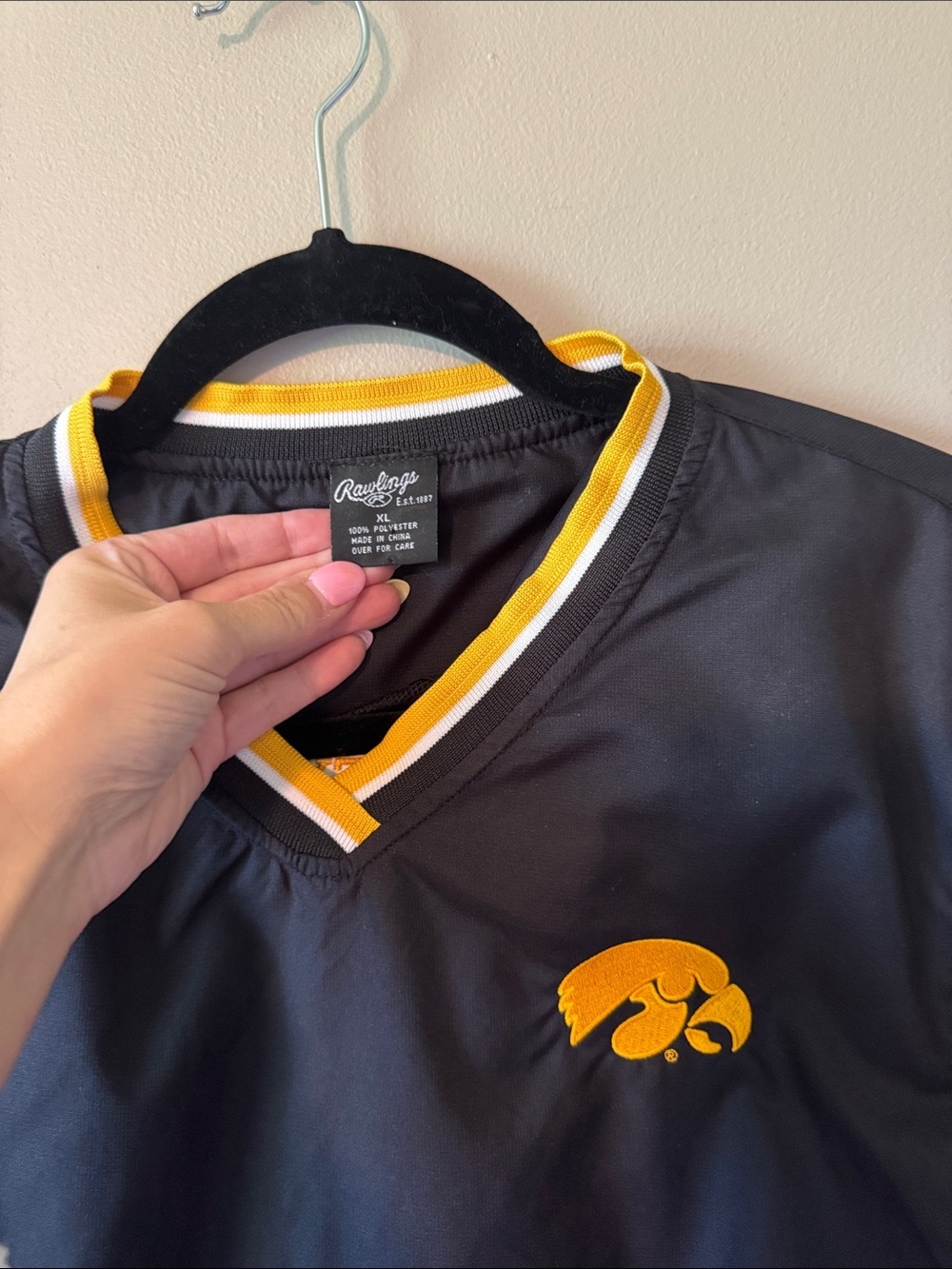 Iowa Hawkeyes Windbreaker - Picture 3 of 4